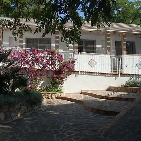 Отель Bahia Blanca Гаэта Экстерьер фото